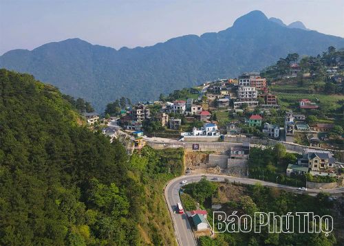 Những cung đường uốn lượn quanh sườn núi, mang đến trải nghiệm di chuyển đầy thú vị cho du khách.