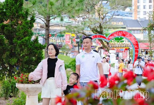 Khu vực trung tâm trở thành điểm dừng chân quen thuộc, nơi du khách có thể tản bộ, thưởng thức không khí mát lành và tận hưởng không gian được quy hoạch xanh - sạch - đẹp.