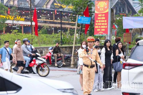 Bên cạnh đó, công tác quản lý du lịch cũng được chú trọng. Lực lượng chức năng thường xuyên phân luồng giao thông, hỗ trợ du khách di chuyển an toàn trên các cung đường đèo.