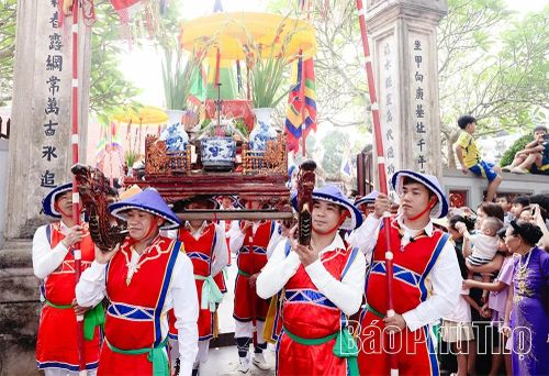 Đúng 8h00, đoàn rước kiệu xuất phát từ Đình Hùng Lô.