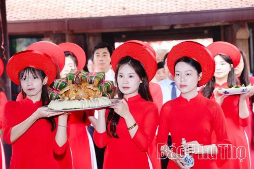 Nghi lễ dâng hương, dâng hoa và lễ vật được trang trọng cử hành nhằm tưởng niệm các Vua Hùng, thể hiện đạo lý “Uống nước nhớ nguồn” của dân tộc.