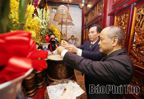 Đại diện đoàn đại biểu kiều bào dâng hương tưởng niệm các Vua Hùng.