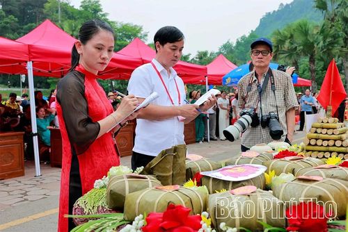 Ban giám khảo nghiêm túc thực hiện phần chấm điểm, đánh giá kỹ lưỡng hình thức và chất lượng của từng mâm bánh.