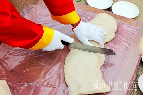 Chỉ bằng kinh nghiệm, những nhát cắt chia bánh thành từng phần đều nhau trước khi được nặn thành hình.