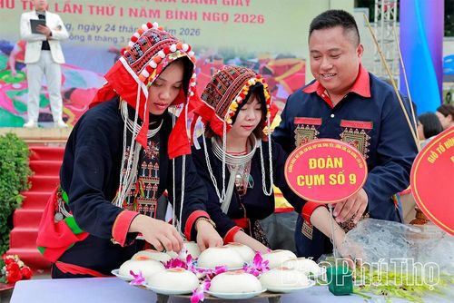 Các nghệ nhân cụm 9 thành kính bày biện mâm bánh giầy.