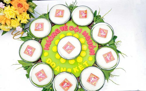 Mỗi mâm bánh gửi gắm những thông điệp, ước nguyện về một năm mưa thuận gió hòa, mùa màng tươi tốt.
