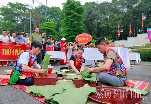 Với phong thái bình tĩnh, tự tin, các nghệ nhân cụm 1 thể hiện đôi bàn tay nhanh thoăn thoắt, khéo léo trong phần thi gói bánh chưng.