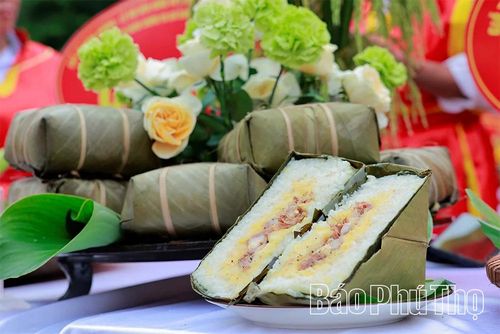 Cận cảnh chiếc bánh chưng sau khi nấu chín.