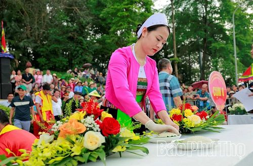 Song song với sức mạnh và tinh thần tập thể trong phần giã bánh, mỗi đội cần có cả sự tỉ mỉ, khéo léo trong trang trí, trình bày để được điểm cao.