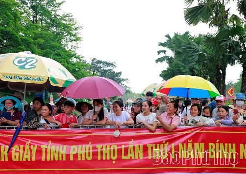 Đông đảo Nhân dân và du khách thập phương háo hức theo dõi các đội tranh tài.