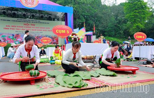 Những phụ nữ Đất Tổ khéo léo gập lá, buộc lạt, tạo nên những tấm bánh vuông vức, xanh rờn.
