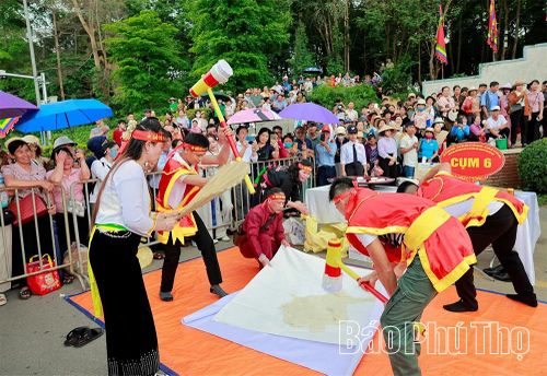 Sự kết hợp giữa sức mạnh của tuổi trẻ và kinh nghiệp của bậc cao niên là chiến thuật để cụm 6 bước vào phần thi giã bánh giầy.