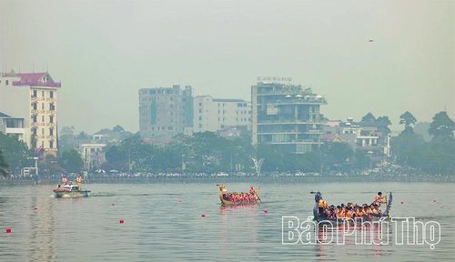Sự tương phản giữa những tòa nhà cao tầng và nhịp chèo truyền thống, khẳng định sức sống bền bỉ của văn hóa Đất Tổ giữa dòng chảy thời gian.