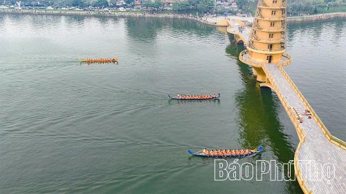 Những nhịp chèo dồn dập được bắt trọn từ góc cao, lột tả sự kịch tính khi các đội bắt đầu bám đuổi sát nút trên đường đua xanh.