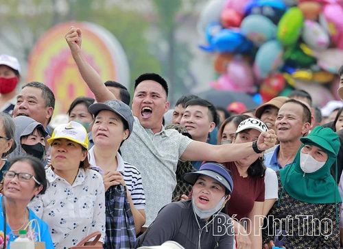 Người dân hào hứng theo dõi và cổ vũ nhiệt tình.