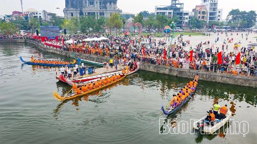 Khu vực bến đậu tấp nập với những chiếc chải rồng rực rỡ.