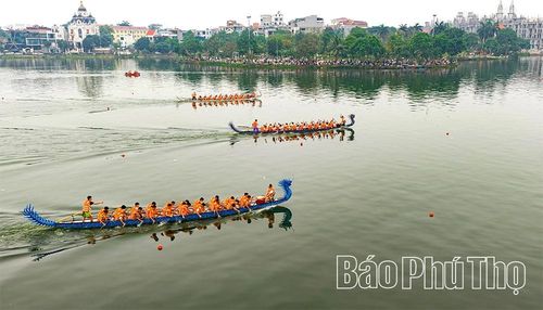 Sau hiệu lệnh của trọng tài, những chiếc chải xuất phát hướng ra giữa lòng hồ, bắt đầu cuộc rượt đuổi ngoạn mục.