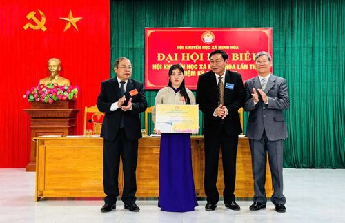 Đại diện lãnh đạo Hội Khuyến học tỉnh trao biểu trưng khuyến học và quà tại Đại hội đại biểu Hội Khuyến học xã Minh Hóa lần thứ I, nhiệm kỳ 2026-2031 - Ảnh: N.L