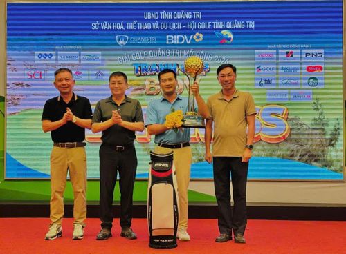 Ban Tổ chức trao giải Best Gross cho vận động viên xuất sắc tại Giải Golf Quảng Trị mở rộng năm 2026 - Ảnh: K.H