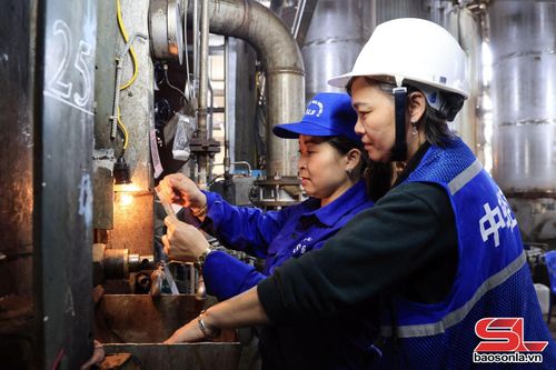 Chuyên gia Trung Quốc chuyển giao kỹ thuật cho công nhận nhà máy chế biến đường, Công ty CP Mía đường Sơn La.