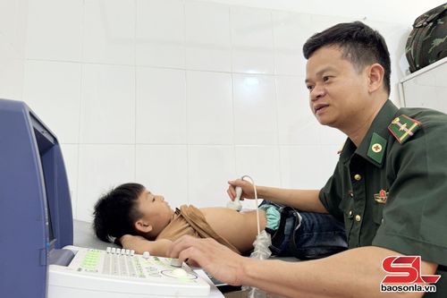 Trạm xá Quân dân y hữu nghị biên giới Việt - Lào được trang bị máy siêu ấm, khám bệnh cho nhân dân