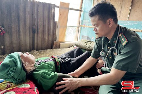 Cán bộ Trạm y tế tổ chức thăm khám, cấp phát thuốc cho gia đình chính sách và người già neo đơn.