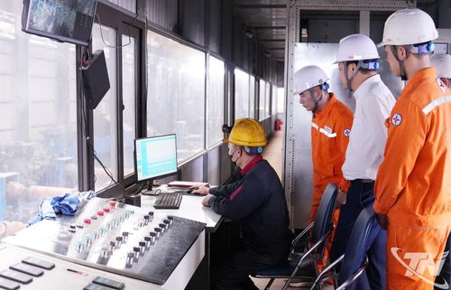 Nhu cầu sử dụng điện tăng nhanh, nhất là tại một tỉnh công nghiệp như Thái Nguyên, đang đặt ra yêu cầu cấp thiết về sử dụng năng lượng tiết kiệm, hiệu quả, trong đó có việc lắp đặt, sử dụng hệ thống điện mặt trời mái nhà. Ảnh: T.L