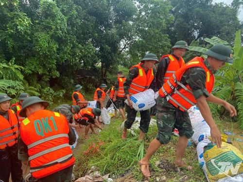 Cán bộ, chiến sĩ Lữ đoàn 210 giúp nhân dân Thái Nguyên ứng phó với thiên tai.