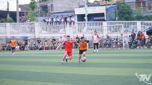 Môn bóng đá thu hút 16 đội với 300 vận động viên tranh tài.