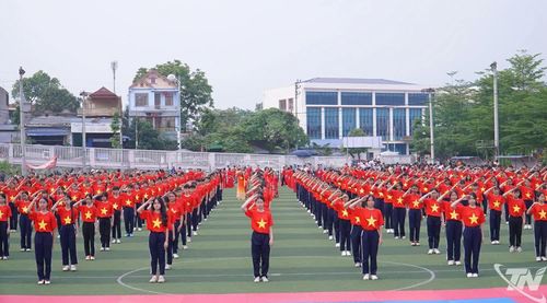 Màn đồng diễn dân vũ của 1.000 người tại Lễ khai mạc.