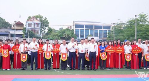 Ban tổ chức trao cờ lưu niệm cho các đoàn tham gia Đại hội TDTT xã Đại Phúc lần thứ I năm 2026.