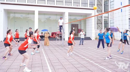 Một trận thi đấu môn bóng chuyền hơi tại Đại hội.