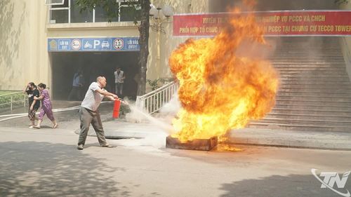 Người dân thực hành kỹ năng xử lý và triển khai phương án chữa cháy.