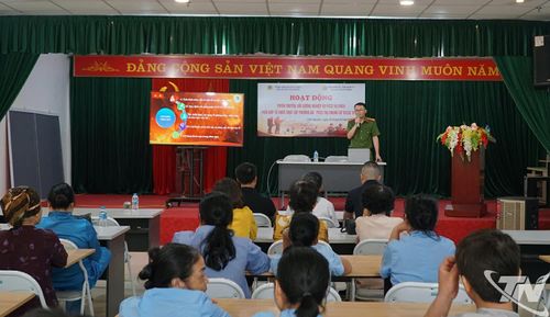 Cán bộ của Phòng Cảnh sát PCCC và CNCH tuyên truyền, phổ biến quy định của pháp luật về PCCC cho cư dân của Tòa nhà chung cư Tecco Tower.
