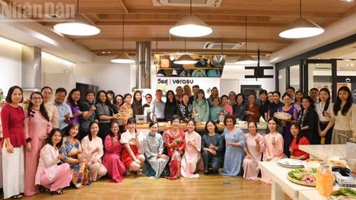 Chương trình “Trải nghiệm ẩm thực Việt Nam” thu hút đông đảo bạn bè quốc tế và kiều bào tại Bangkok. (Ảnh: MINH THẮNG)