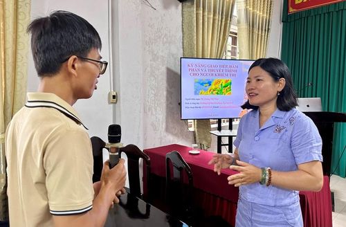 Giảng viên Hoàng Thị Thảo (Trường Đại học Sư phạm, Đại học Huế) chia sẻ kỹ năng với hội viên khiếm thị