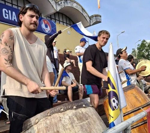 Khán giả nước ngoài cổ vũ CLB Bóng đá Huế trong chuyến đón tiếp PVF. Ảnh: Hue FC