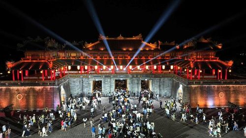  "Hoàng cung huyền ảo" thu hút đông đảo người dân, du khách thưởng lãm
