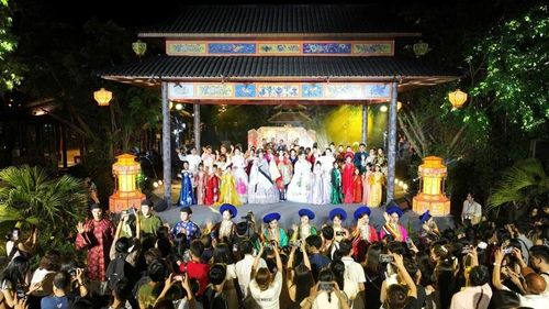  Trình diễn áo dài Huế kết hợp Hanbok tại Không gian trải nghiệm văn hóa