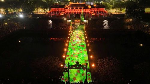  Trình diễn ánh sáng và 3D Mapping khiến không gian Hoàng cung về đêm càng thêm lung linh, huyền bí