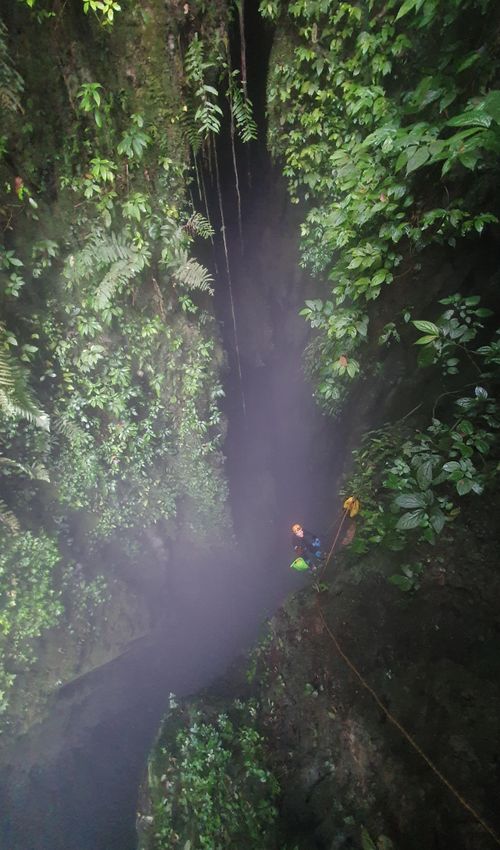 Đoàn khảo sát cũng cho biết, trong 36 năm qua đã khảo sát nhiều hang động ở VQG Phong Nha - Kẻ Bàng, Chả Nghéo là một trong những hang động khó tiếp cận và khó khảo sát nhất. Trong đợt vừa rồi, đoàn đã khảo sát thì độ sâu tính từ cửa hang đến điểm mặt nước khoảng 350m và độ dài của hang đã khảo sát khoảng gần 600m. Tuy nhiên, hang này hiện nay vẫn chưa được khảo sát hết.