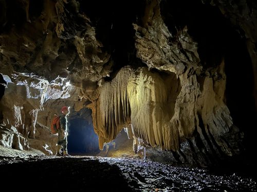 Tại khu vực xã Tân Thành và xã Tuyên Lâm, hang Nước Lặn (ảnh) dài 2.721m, có thể xuất hiện dòng chảy theo mùa. Tại thời điểm khảo sát hang khô.