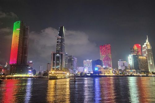 Tour ăn tối và ngắm pháo hóa trên sông Sài Gòn được nhiều du khách trải nghiệm