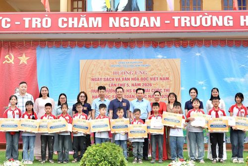 Trao giải cho các thí sinh xuất sắc tham gia cuộc thi tại Trường Tiểu học Kim Trung (Hưng Yên)