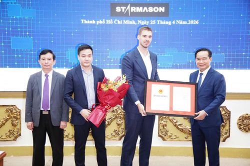 Chủ tịch UBND TP HCM Nguyễn Văn Được (phải) trao chứng nhận cho đại diện Starmason, một trong 2 dự án trung tâm dữ liệu lớn. Ảnh: VGP.