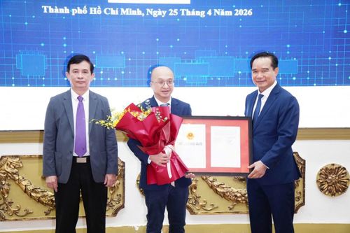 Đại diện chủ đầu tư dự án Trung tâm Công nghệ cao Tâm Anh nhận chứng nhận đầu tư từ lãnh đạo TP HCM. Ảnh: VGP.