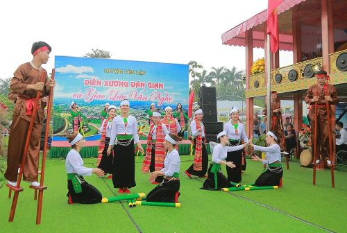 Trò chơi cà kheo của đồng bào Mường huyện Yên Lập tham gia trình diễn tại Lễ hội Đền Hùng.