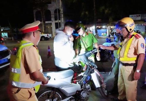 Lập biên bản đối với đối với nam thanh niên điều khiển xe "độ".