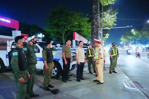 Đại tá Trần Anh Sơn, Phó Giám đốc Công an tỉnh Đồng Nai kiểm tra công tác bảo đảm TTATGT trên tuyến đường Võ Thị Sáu.