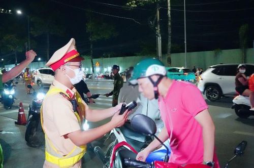 Kiểm tra nồng độ cồn đối với người điều khiển phương tiện.